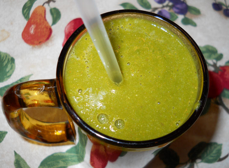 Green Smoothie with Collard Greens, Kale, Apple, Banana, and More